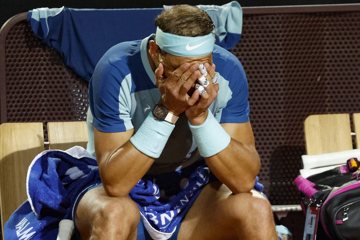 epa09943333 Rafael Nadal of Spain reacts during his men's singles third round match against Denis Shapovalov of Canada at the Italian Open tennis tournament in Rome, Italy, 12 May 2022. EPA/FABIO ...