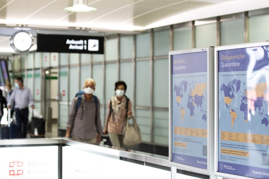 Ein Plakat weist auf die Obligatorische Quarantaene bei der Einreise aus bestimmten Laendern, bei der Ankunft am Flughafen Zuerich, aufgenommen am Dienstag, 21. Juli 2020. (KEYSTONE/Alexandra Wey)