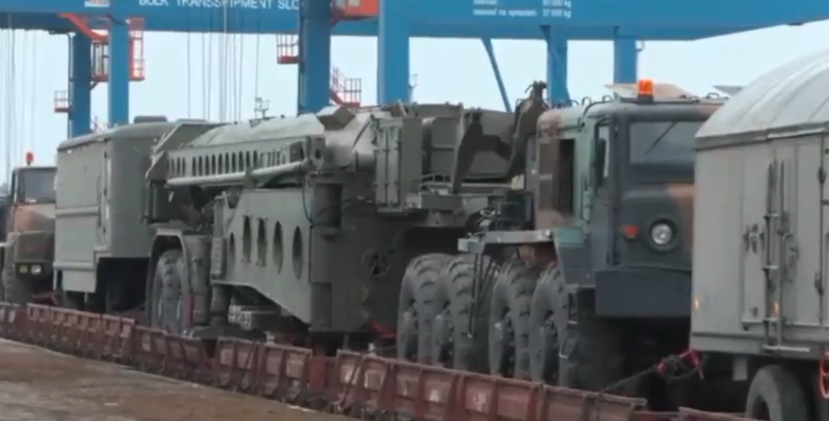 Les composants du S-300 slovaque en route vers l'Ukraine.