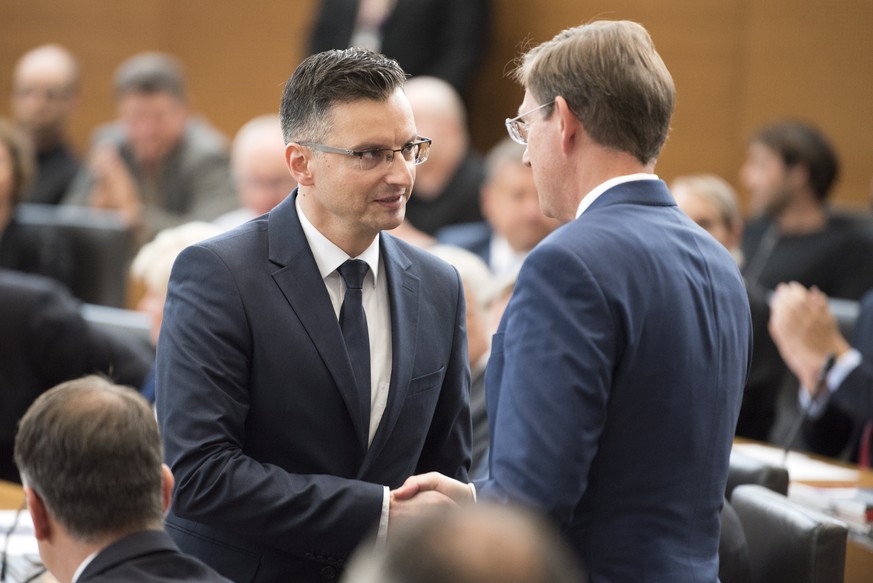 epa06954380 New Slovenian Prime Minister Marjan Sarec (L) is congratulated by his predecessor Miro Cerar after his election at the Slovenian parlament in Ljubljana, Slovenia, 17 August 2018. Marjan Sa ...