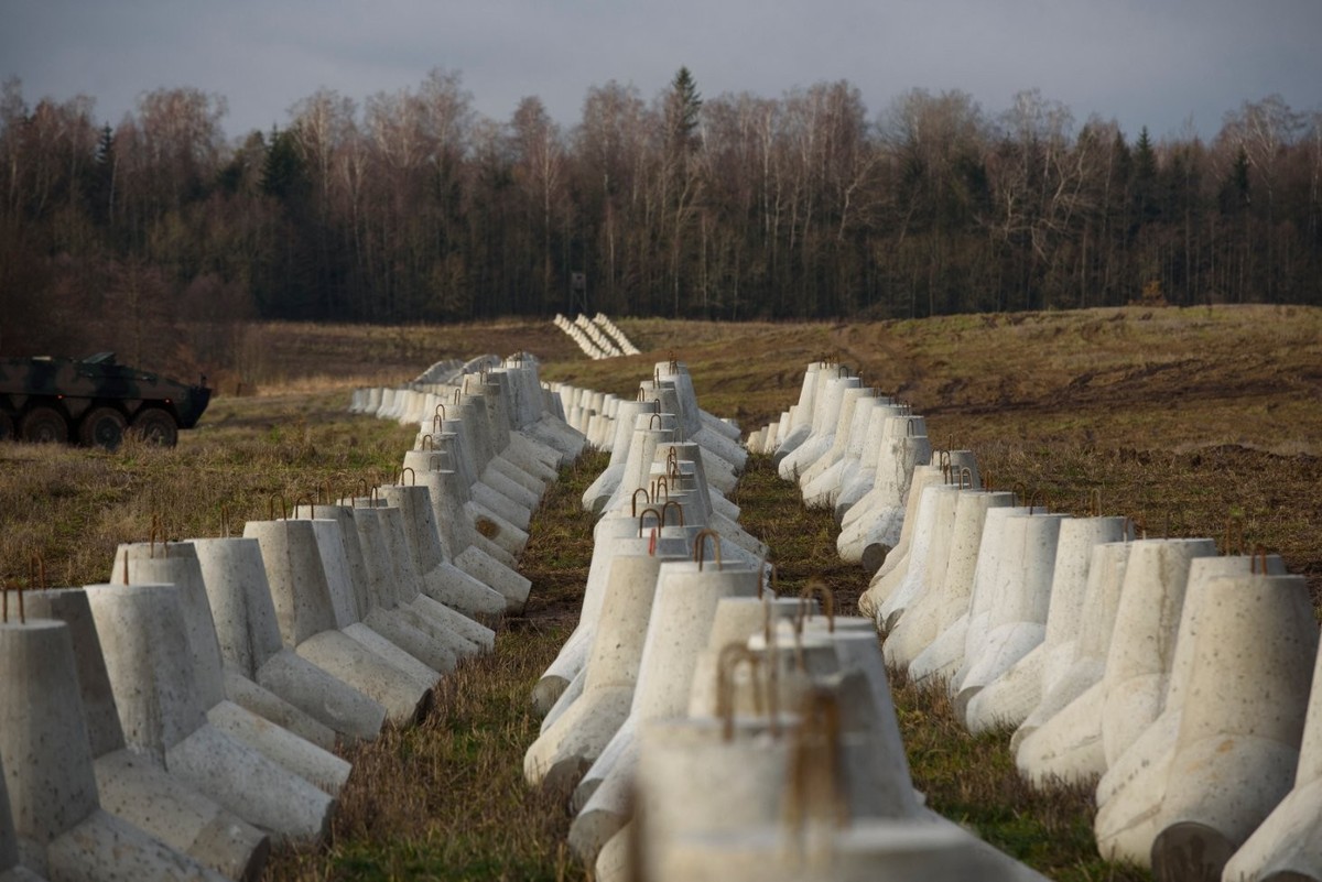 Des fortifications anti-char en béton sont photographiées à la frontière polono-russe à Dabrowka, en Pologne, le 30 novembre 2024.