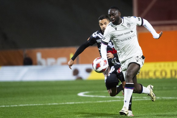 Basel&#039;s player Jean-Kevin Augustin, right, fights for the ball with Lugano?s player Jonathan Sabbatini during the Super League soccer match FC Lugano against FC Basel, at the Cornaredo Stadium in ...