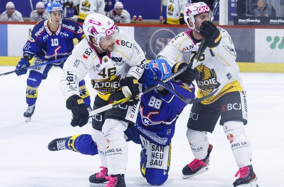 HC Ajoie Verteidiger Adam Rundqvist (#46) und Verteidiger Kevin Fey (#26) gegen EHC Kloten Stuermer Dario Meyer waehrend dem Eishockey-Meisterschaftsspiel der National League zwischen den Teams EHC Kl ...