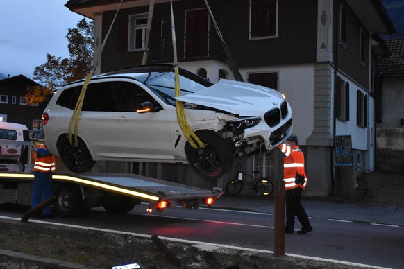 news - Verkehrsunfall: Schlafende Autofahrerin fährt auf ZB-Gleis - Passanten stoppen Zug