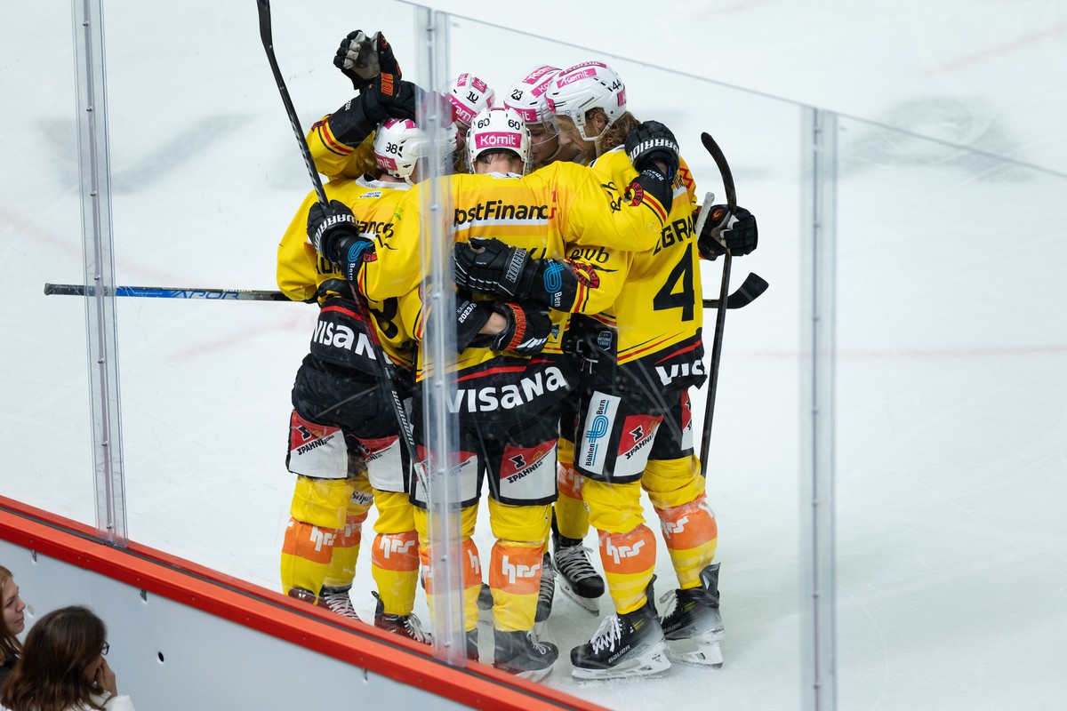 L'?�quipe du SC Bern c�l�bre le premier but lors du match du championnat suisse de hockey sur glace de National League entre Lausanne HC et SC Bern le dimanche 22 octobre 2023 a la patinoire de l ...