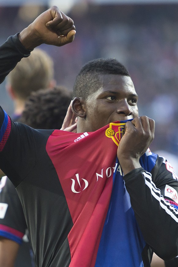 Der Basler Breel Embolo freut sich ueber sein Tor im Fussball Meisterschaftsspiel der Super League zwischen dem FC Basel und dem BSC Young Boys, im Stadion St. Jakob-Park in Basel, am Sonntag, 25. Okt ...