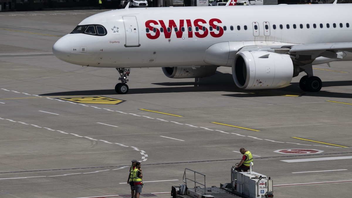 Ein Flugzeug der Swiss faehrt vom Dock aufs Rollfeld, aufgenommen am Freitag, 8. Juli 2022 auf dem Flughafen in Zuerich. (KEYSTONE/Ennio Leanza)