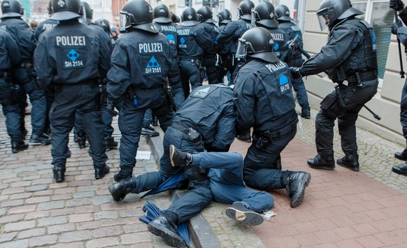 Lübeck: Rund 2000 Menschen haben gestern gegen den G7-Anlass protestiert. Die Polizei war mit einem Grossaufgebot von 3500 Mann vor Ort.