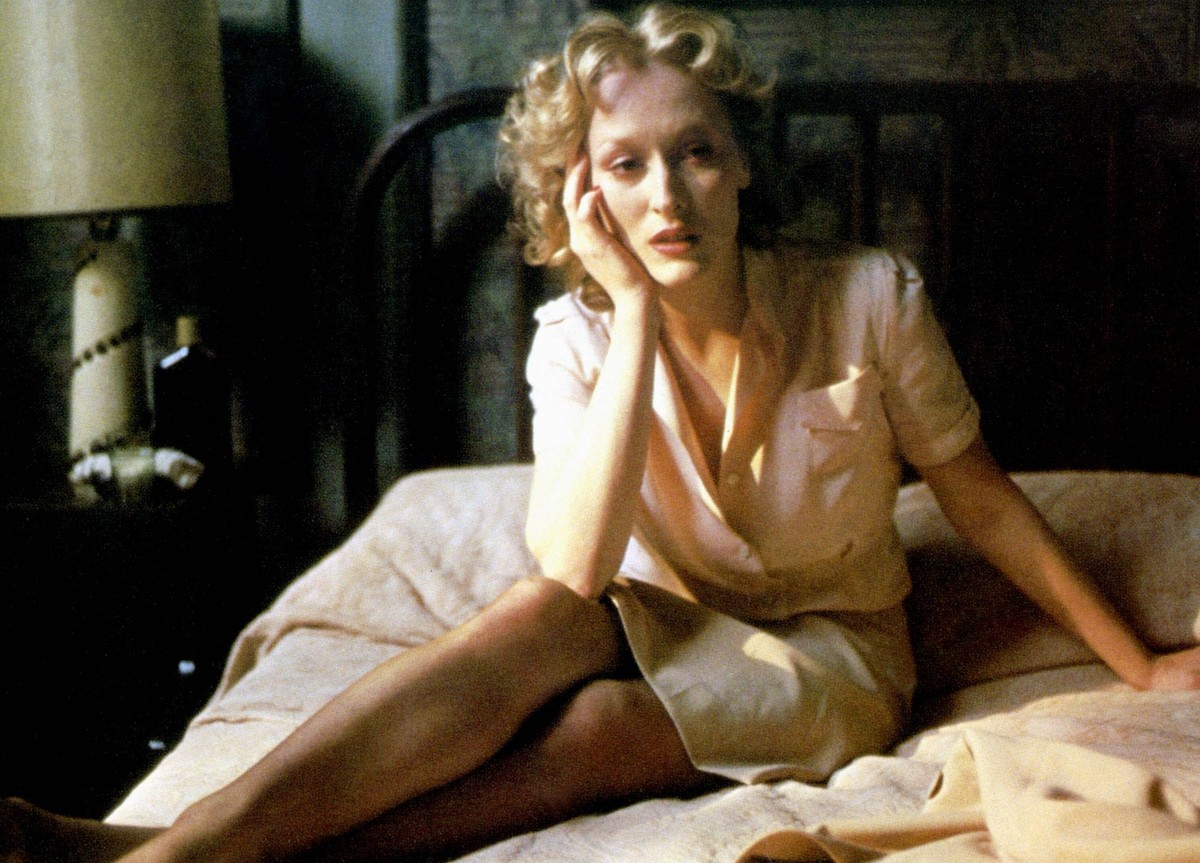 Meryl Streep Characters: Sophie Zawistowski Film: Sophie S Choice USA/UK 1982 Director: Alan J. Pakula 08 December 1982 PUBLICATIONxINxGERxSUIxAUTxONLY Copyright: MaryxEvansxAFxArchivexItc 12474314 ed ...