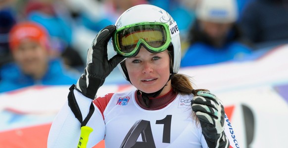 epa05095455 Corinne Suter of Switzerland reacts during the Women&#039;s Super G race at the FIS Alpine Skiing World Cup in Zauchensee, Austria, 10 January 2016. EPA/EXPA / ERICH SPIESS