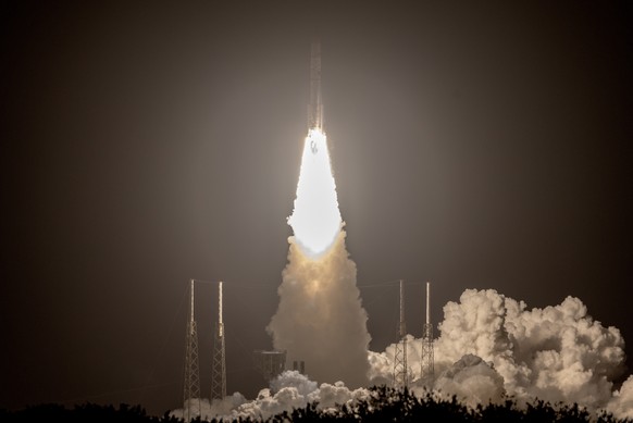 epa11063842 The United Launch Alliance Vulcan Centaur rocket, part of the Astrobotic&#039;s Peregrine Mission One, lifts off from Space Launch Complex 41 at Kennedy Space Center in Merritt Island, Flo ...