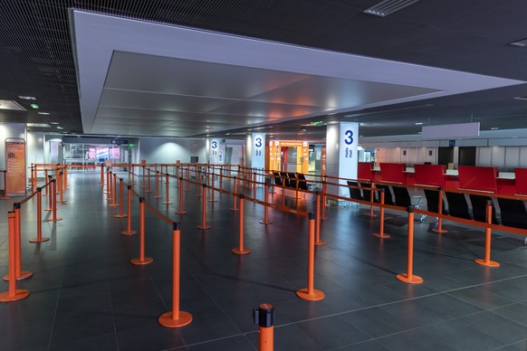 Die menschenleere Abflughalle im easyJet-Bereich am Flughafen EuroAirport in Basel am Samstag, 4. April 2020. (KEYSTONE/Georgios Kefalas)