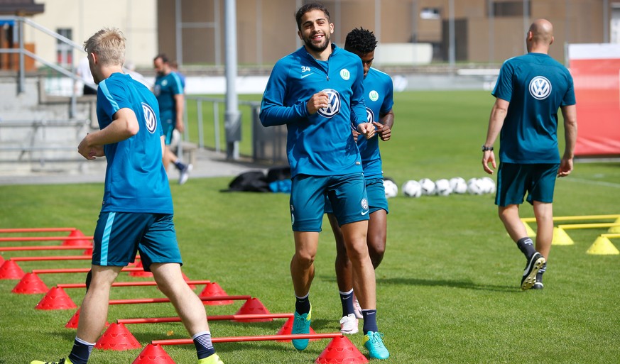 Der Schweizer Nati-Spieler Ricardo Rodriguez, Mitte, beim Aufwaermen fuer das Training, aufgenommen am Donnerstag, 21. Juli 2016, beim Trainingslager des Deutschen Bundesliga Clubs VfL Wolfsburg auf d ...