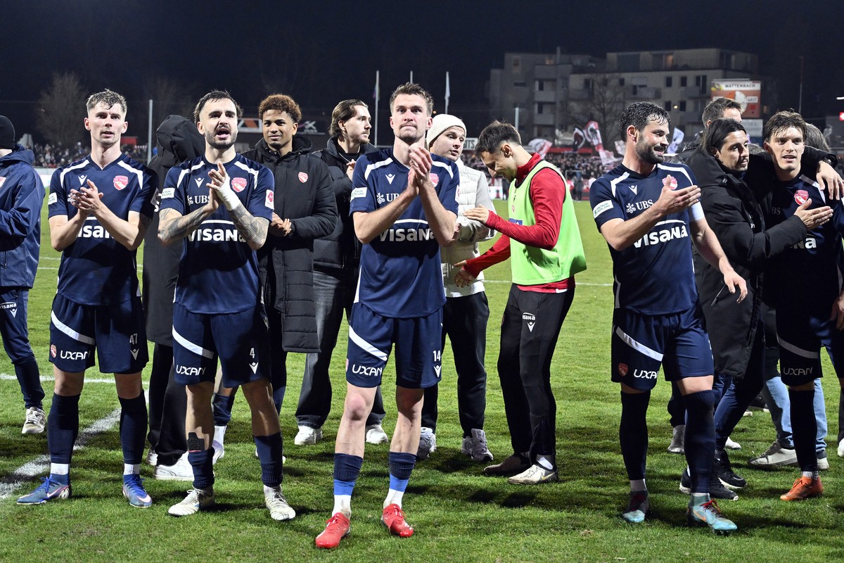Die Thuner jubeln nach dem Sieg beim Fussballspiel der Super League FC Winterthur gegen den FC Thun auf der Schuetzenwiese in Winterthur am Mittwoch, 25. Februar 2026. (KEYSTONE/Walter Bieri )