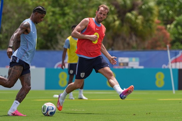 England forwards Harry Kane, right, and Marcus Rashford work out during a training session for the national soccer team in Palm Beach Gardens, Fla., Tuesday, June 2, 2026, ahead of the World Cup socce ...