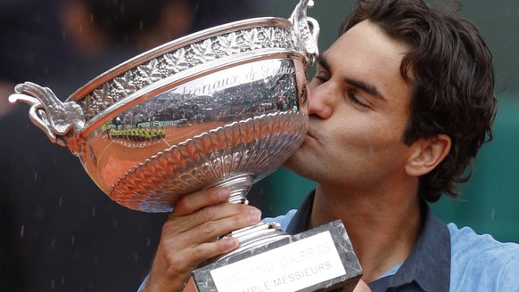 FILE - In this June 7, 2009, file photo, Switzerland&#039;s Roger Federer kisses his trophy after defeating Sweden&#039;s Robin Soderling in their men&#039;s singles final match of the French Open ten ...