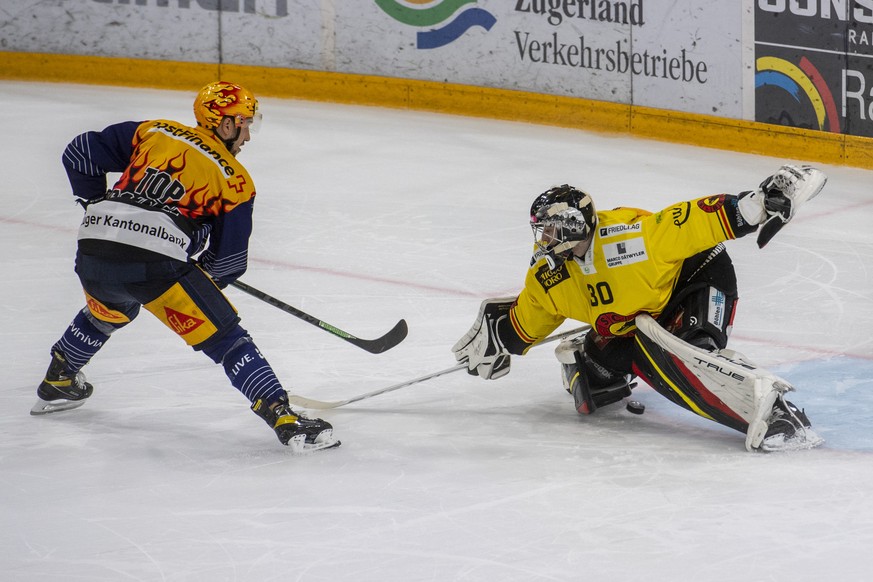 Jan Kovar, links, von Zug schiesst seinen ersten von zwei Penaltys gegen Torhueter Philip Wuethrich, rechts,von Bern im Penaltyschiessen beim Eishockey Meisterschaftsspiel der National League zwischen ...