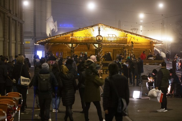 Das Chalet &quot;Alpenland&quot; auf dem Kornhausplatz, am Freitag, 27. November 2020, in Bern. (KEYSTONE/Peter Klaunzer)