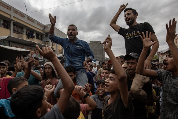 epa12441294 Internally displaced Palestinians celebrate the announcement of a ceasefire agreement between Hamas and Israel in Khan Younis, southern Gaza Strip, 09 October 2025. US President Donald Tru ...