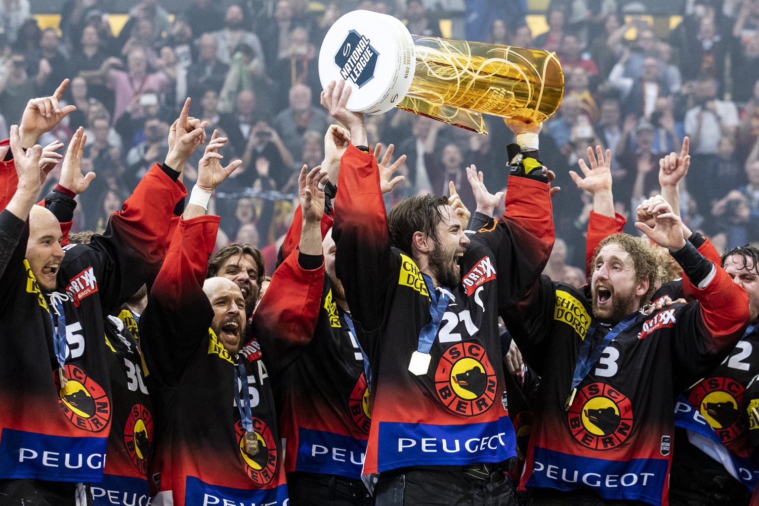 Der SC Bern feiert mit dem Pokal den Schweizermeistertitel nach dem Sieg im fuenften Eishockey Playoff-Finalspiel der National League zwischen dem SC Bern und dem EV Zug, am Samstag, 20. April 2019, i ...