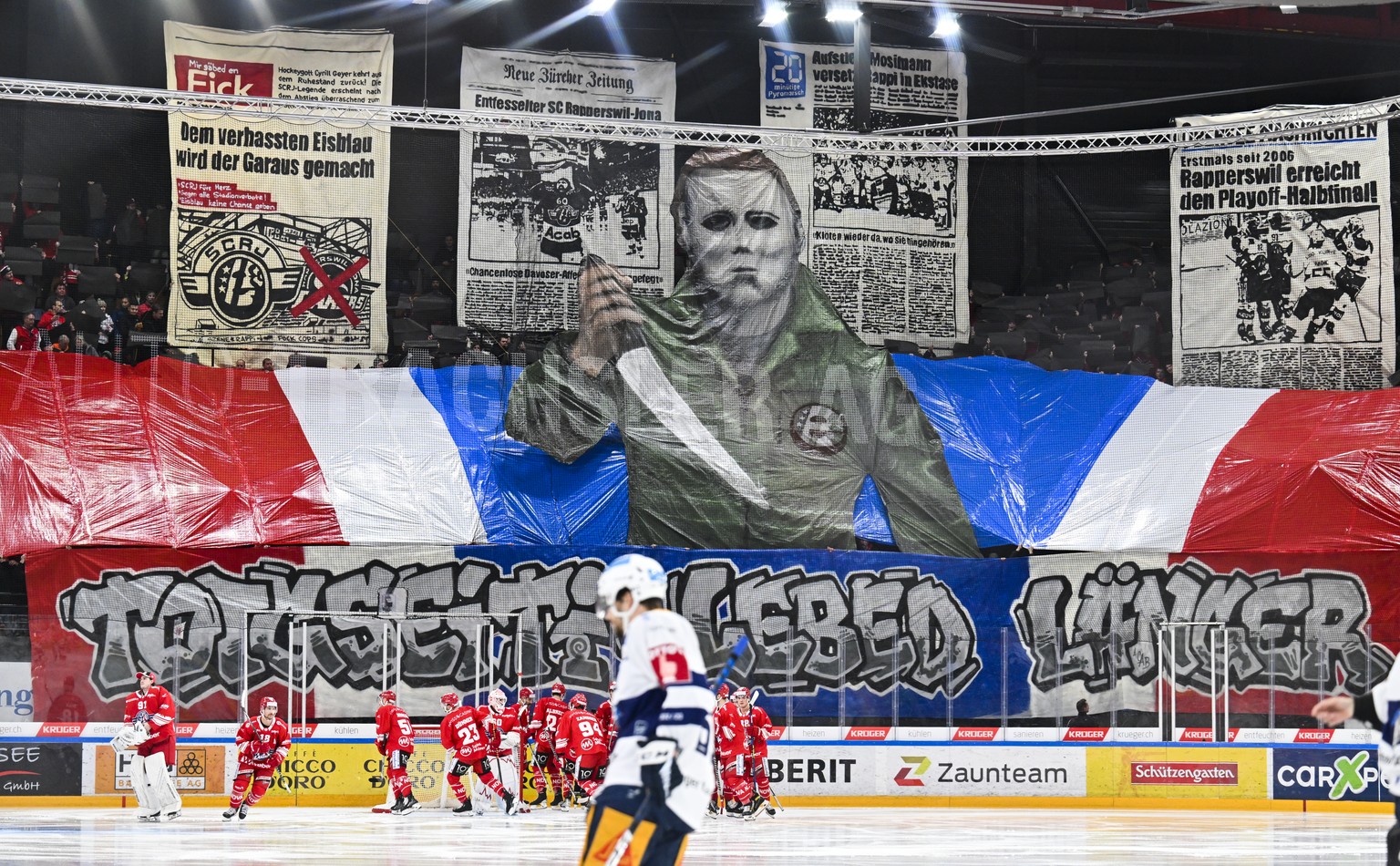 Choreo der Rapperswiler Fans mit dem Spruch &quot;Totgesagte Lebed Laenger&quot; vor dem Eishockeyspiel der National League zwischen den Rapperswil-Jona Lakers und dem EV Zug, am Samstag, 26. November ...