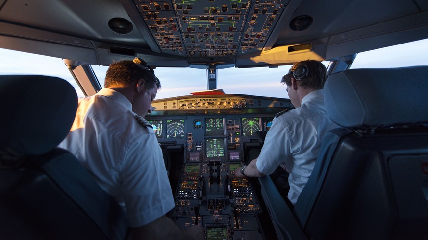 ZUR MELDUNG, DASS SICH SWISS-PILOTEN GEGEN DIE ZWEIPERSONENREGEL IM COCKPIT WEHREN, STELLEN WIR IHNEN AM MITTWOCH 17. FEBRUAR 2016 FOLGENDES ARCHIVBILD ZUR VERFUEGUNG. - Pilot und Kopilot fliegen das  ...