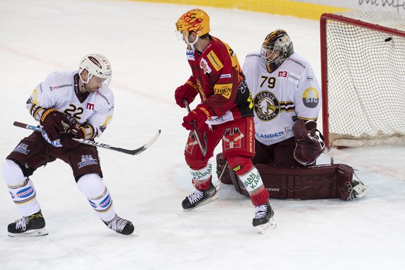 Servettes Jonathan Mercier, links, und Goalie Daniel Manzato, rechts, geschlagen beim 3:0, Tigers Postfinance Topscorer Ben Maxwell, Mitte, waehrend dem Meisterschaftsspiel der National League zwische ...