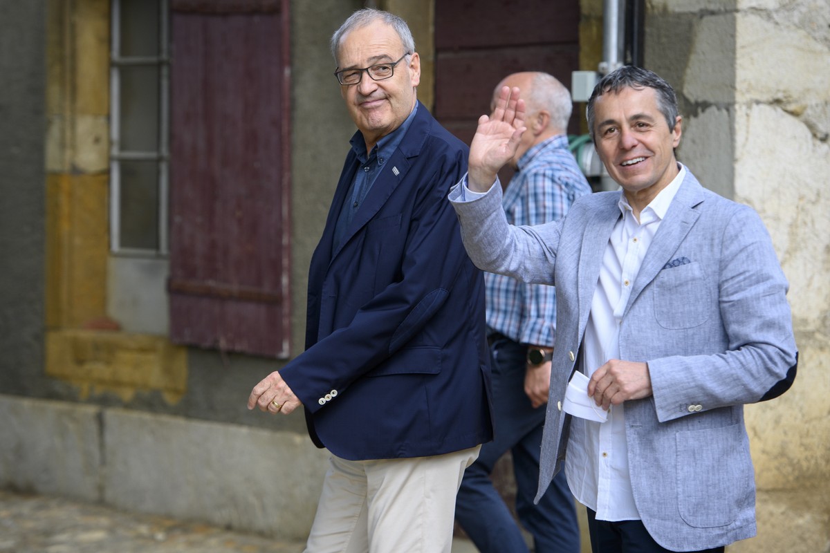 Le conseiller federal Ignazio Cassis, droite,et le president Guy Parmelin, droite, saluent les journalistes lors de l'excursion du Conseil federal ce jeudi 1 juillet 2021 au Domaine de la Chartre ...