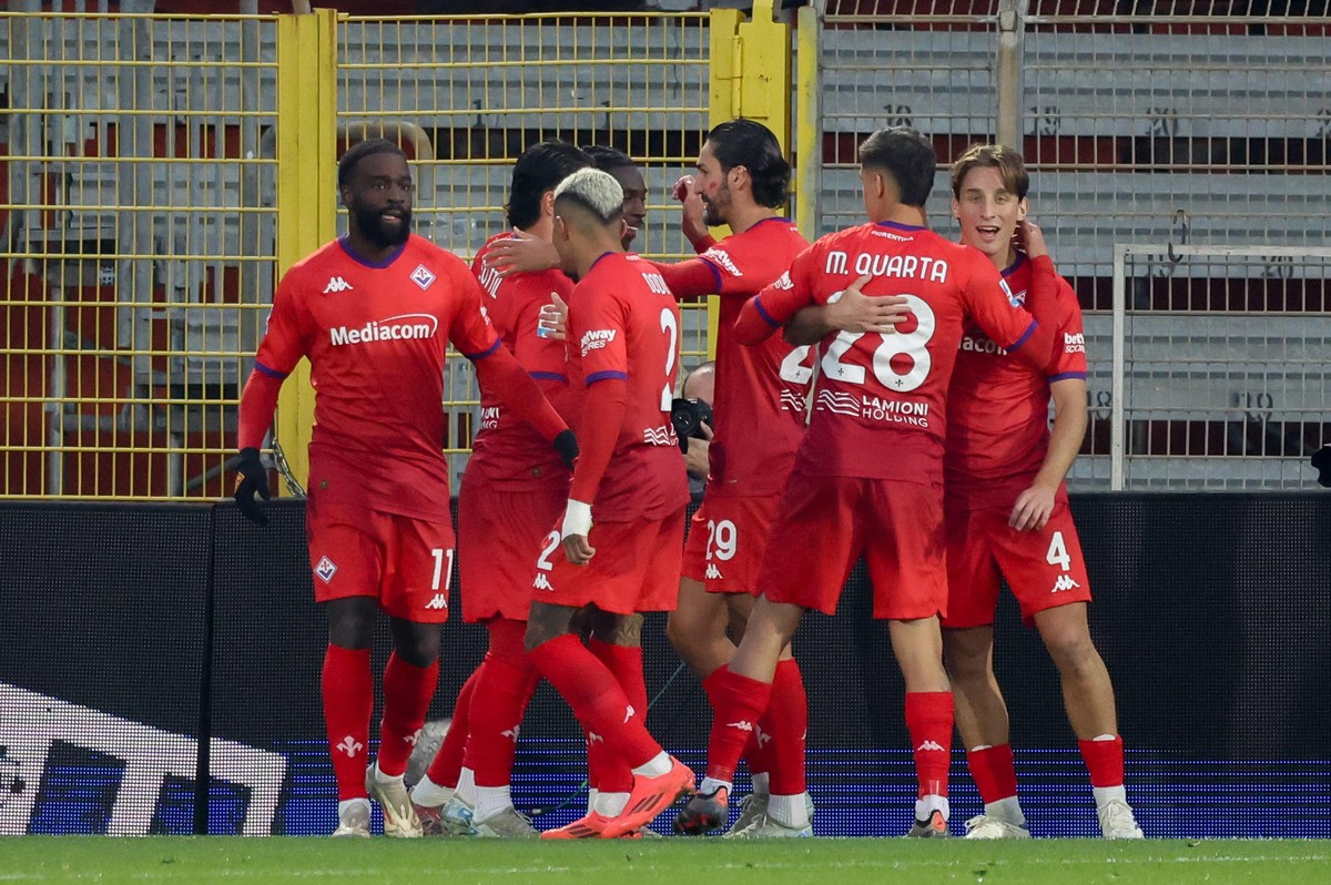 epa11738513 Fiorentina's players celebrate the goal scored by Fiorentina's forward Moise Kean during the Italian Serie A soccer match Como 1907 vs Fiorentina at Giuseppe Sinigaglia stadium i ...