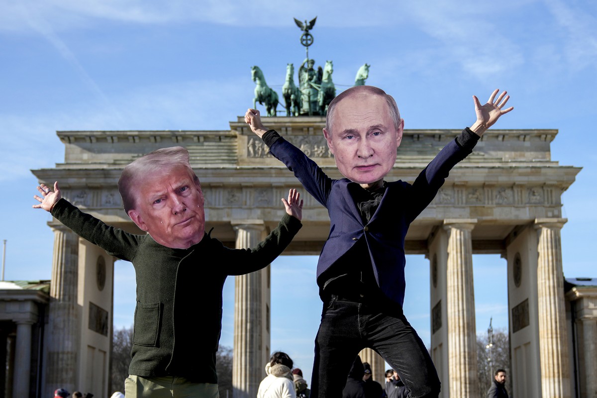 From left, Activists wearing masks of US President Donald Trump, left, and Russian President Vladimir Putin, protest against the support of the US and Russia for the far-right AfD party in front of th ...