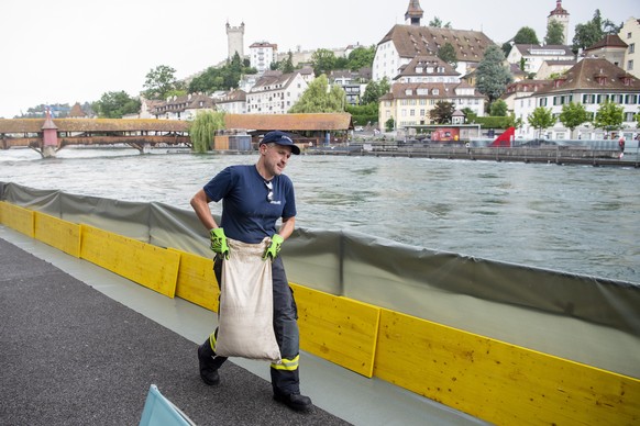 Die Feuerwehr der Stadt Luzern sichert die neuralgischen Stellen entlang der Reuss mit rund 2&#039;500 Sandsaecken aufgrund der angekuendigten Regenfaelle der naechsten Tage, am Montag, 12. Juli 2021, ...