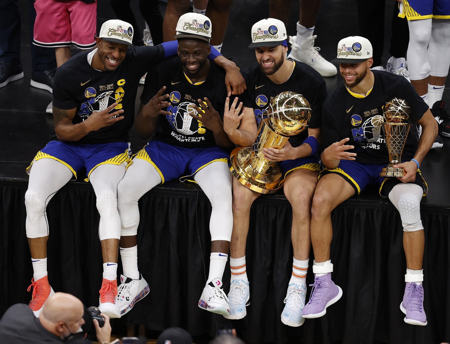 epa10017507 Golden State Warriors forward Andre Iguodala (L), Golden State Warriors forward Draymond Green (2-L), Golden State Warriors guard Klay Thompson (2-R), and Golden State Warriors guard Steph ...