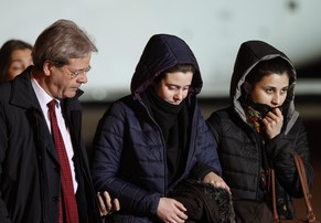 Die zwei italianischen Hilfswerksarbeiterinnen werden in Rom von Aussenminister Paolo Gentiloni in Empfang genommen. Die Frauen waren seit Juni in Syrien als Geiseln festgehalten worden.