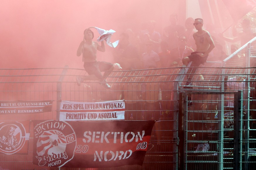 Wenige Anhänger, viel Rauch: Pyro im Fanblock des FC Vaduz.