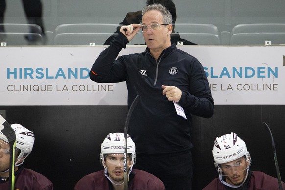 Geneve-Servette's Head coach Patrick Emond gestures, during the pre-season game of the National League between Geneve-Servette HC and SC Bern, at the ice stadium Les Vernets, in Geneva, Switzerland, F ...