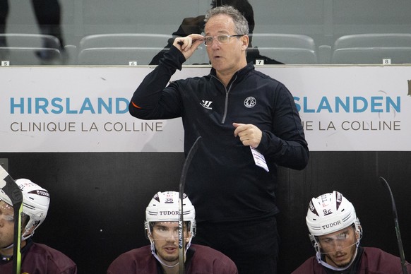 Geneve-Servette&#039;s Head coach Patrick Emond gestures, during the pre-season game of the National League between Geneve-Servette HC and SC Bern, at the ice stadium Les Vernets, in Geneva, Switzerla ...