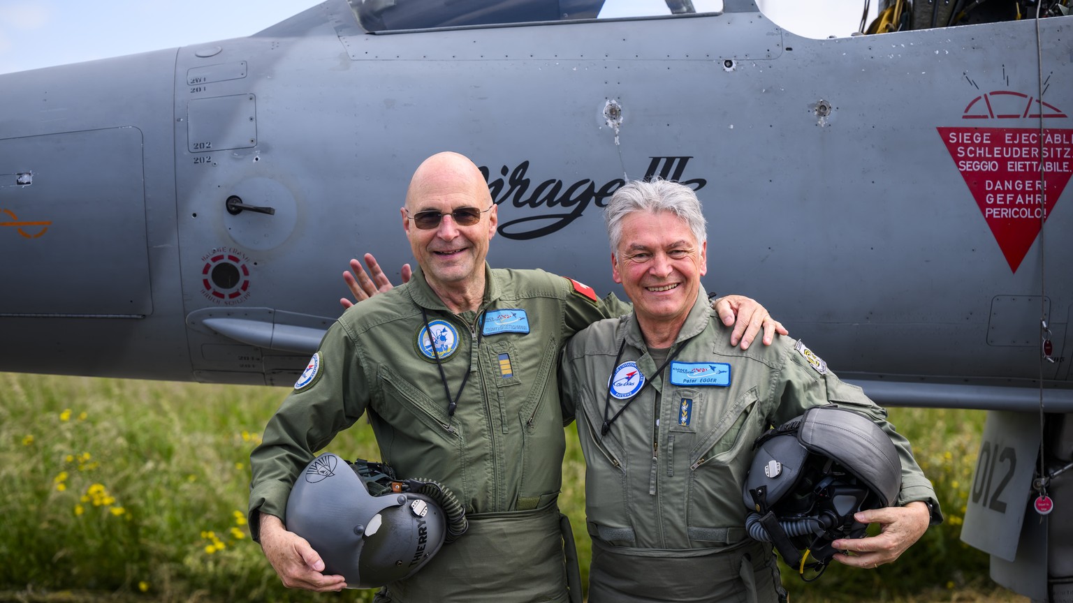 Le colonel neuchatelois a la retraite Thierry Goetschmann reagit apres avoir pilote le dernier vol de l&#039;avion Mirage III avec le passager Peter Egger le jeudi 25 mai 2023 depuis la base aerienne  ...