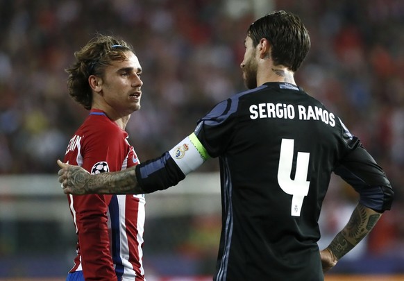 epa05955923 Real Madrid&#039;s defender Sergio Ramos (R) and Atletico de Madrid&#039;s French defender Antoine Griezmann during the UEFA Champions League semifinal second leg match between Atletico de ...