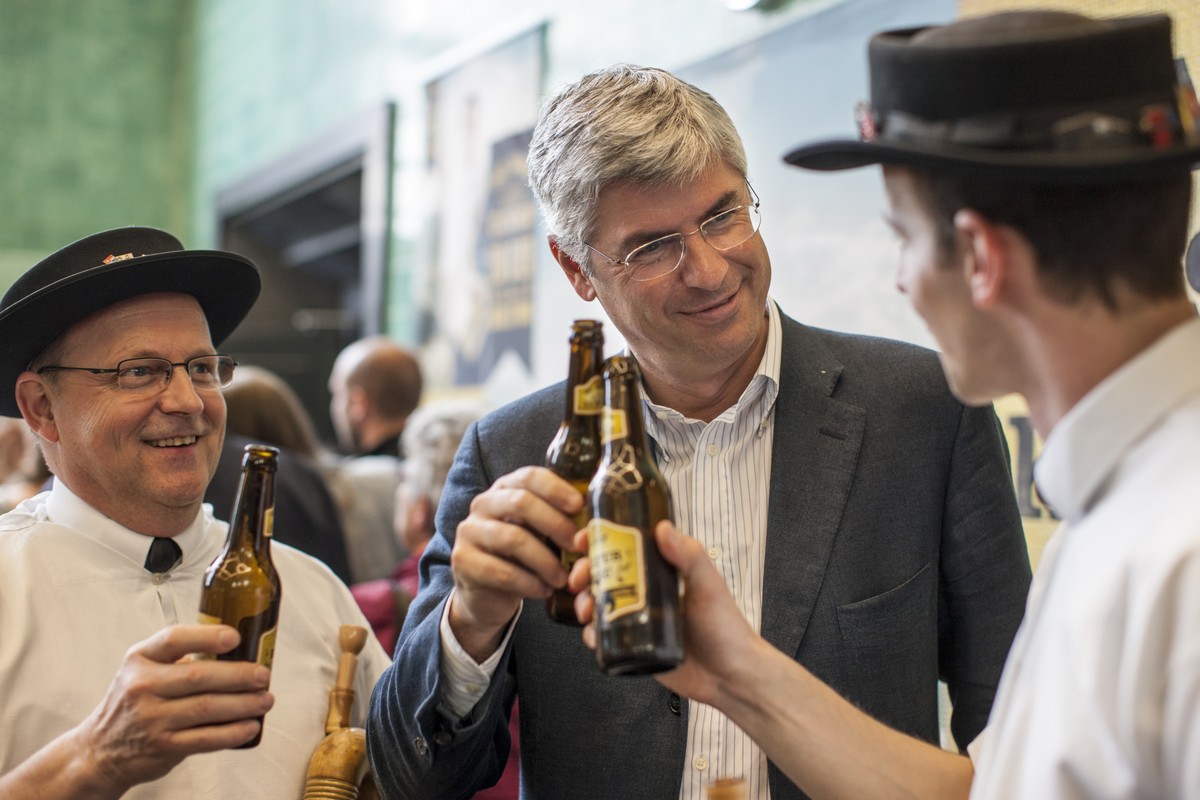 Stefano Borghi, Mitte, CEO Heineken Switzerland, prostet mit Armin Imlig, links, und Ramon Imlig, rechts, am Tag des Schweizer Bieres in der Brauerei Eichhof in Luzern am Freitag, 25. April 2014. Die ...