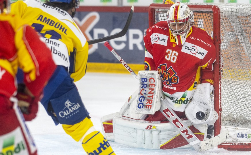 Biels Goalie, Joren van Pottelberghe, links, waehrend einem Vorbereitungsspiel der National League, zwischen dem EHC Biel und dem HC Davos, am Mittwoch 23. September 2020 in der Tissot Arena in Biel.  ...