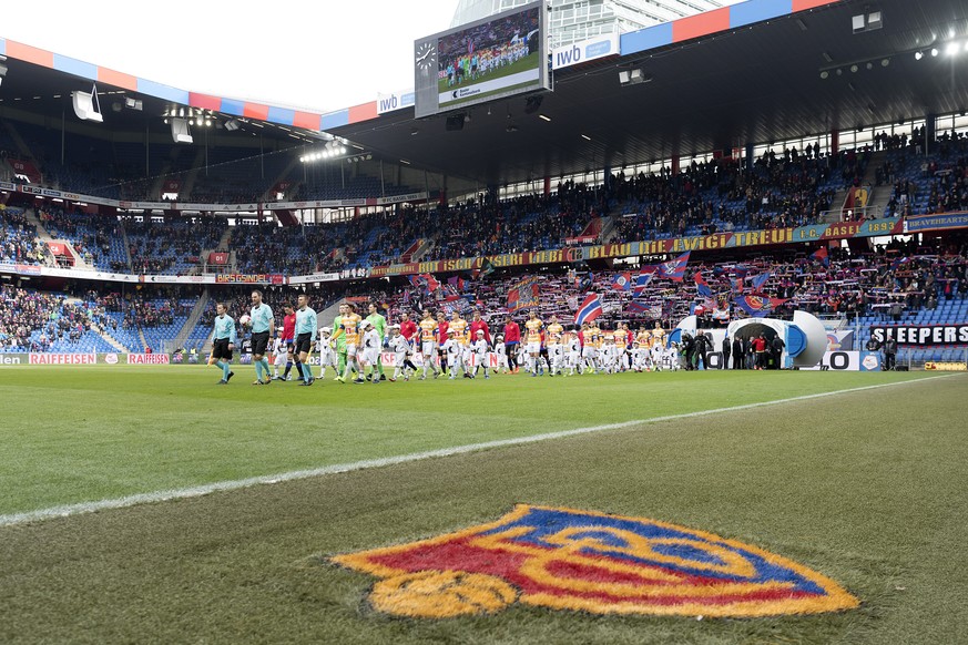 Die Mannschaften betreten das Spielfeld vor dem Fussball Meisterschaftsspiel der Super League zwischen dem FC Basel 1893 und dem FC Luzern im Stadion St. Jakob-Park in Basel, am Sonntag, 26. Februar 2 ...