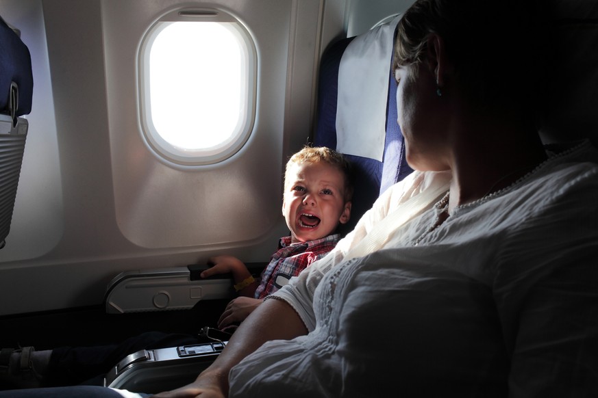 Baby an Bord: Gerade auf Langstreckenflügen sind schreiende Kinder und Babys für viele Passagiere ein Schreckensszenario.