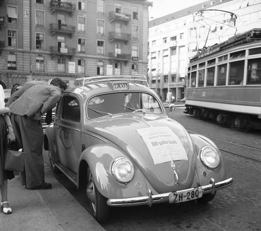 Taxi reform - launch of the yellow taxis by Gottlieb Duttweiler, founder of the company Migros. A 100 yellow taxis for Zurich, pictured in July of 1951. (KEYSTONE/Photopress-Archiv/Hermann Schmidli) 
 ...
