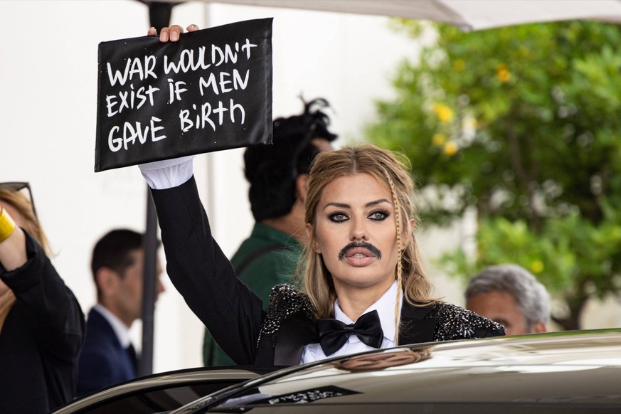 Cannes - Victoria Bonya Exits The Hotel Martinez Victoria Bonya leaves Hotel Martinez during the 75th annual Cannes film festival at Palais des Festivals on May 22, 2022 in Cannes, France.