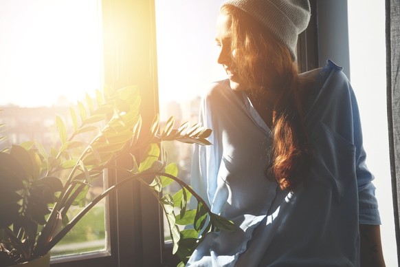 Frau am Fenster