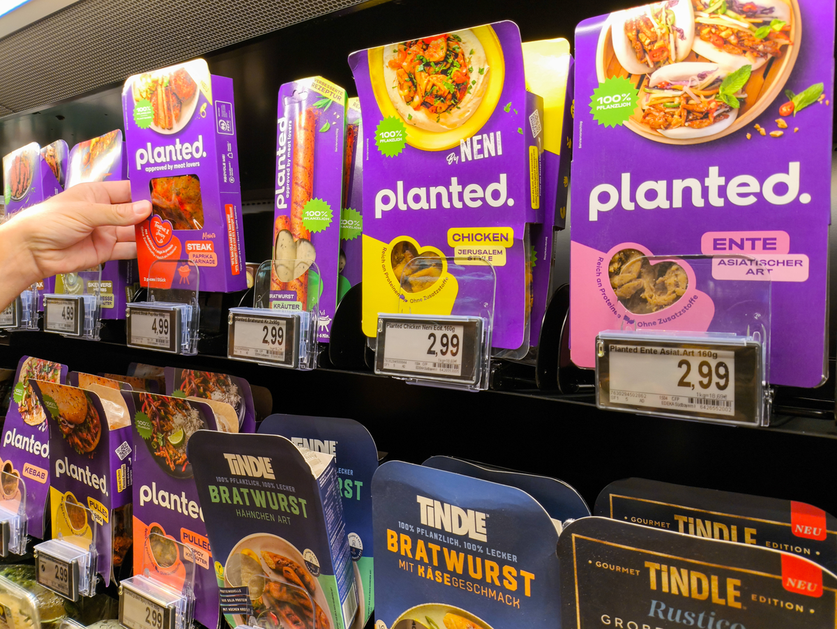 Unverkennbar violett – die Fleischersatz-Produkte von Planted.