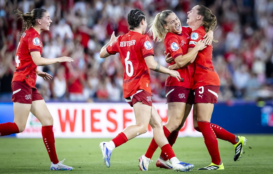Switzerland&#039;s defender Nadine Riesen, 2nd right, celebrates her goal with teammates after scoring the 1:0, during the UEFA Women&#039;s EURO 2025 Group A soccer match between Switzerland and Norw ...