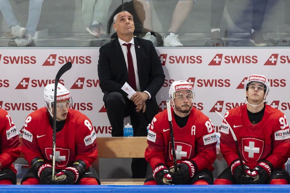 epa13004525 Jan Cadieux, center, head coach of Switzerland, during the 2026 IIHF Men's Ice Hockey World Championship semi-final game between Switzerland and Norway in Zurich, Switzerland, 30 May  ...