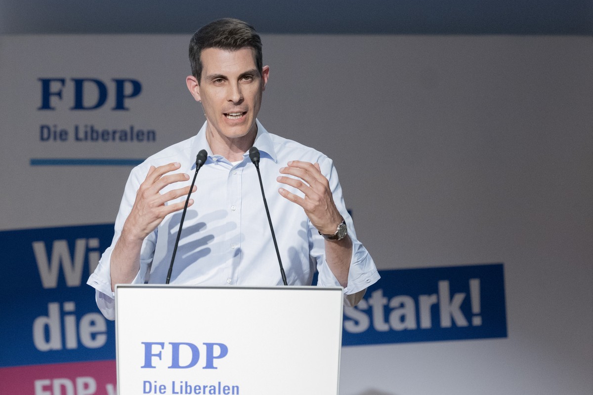 FDP Parteipraesident Thierry Burkart bei seiner Rede anlaesslich der Delegiertenversammlung der FDP Schweiz vom Samstag, 28. Juni 2025 in Hergiswil im Kanton Nidwalden. (KEYSTONE/Urs Flueeler).