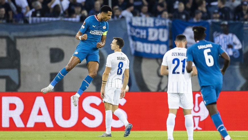 epa10227263 Eindhoven's Cody Gakpo (L) celebrates after scoring the third goal for his side during the UEFA European League Group A soccer match between FC Zuerich and PSV Eindhoven at Letzigrund stad ...